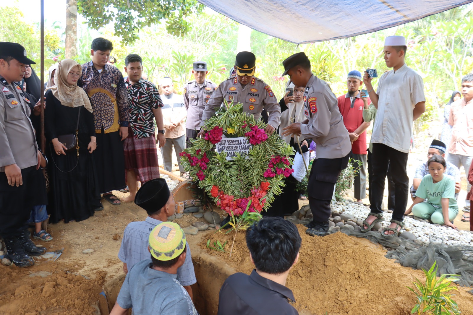 Gelar Apel Persada, Polres Pasaman Barat Antar AKP Zalkisman Ke Tempat Peristirahatan Terakhir