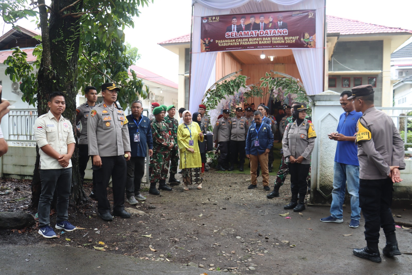 Ratusan Personel Polres Pasaman Barat Diterjunkan Dalam Rangka Pengamanan Proses Pendaftaran Bakal Calon Bupati dan Wakil Bupati