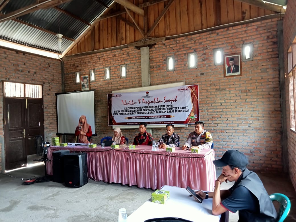 Bhabinkamtibmas Polsek Pasaman Hadiri Pelantikan KPPS Nagari Koto Baru Untuk Pilkada 2024