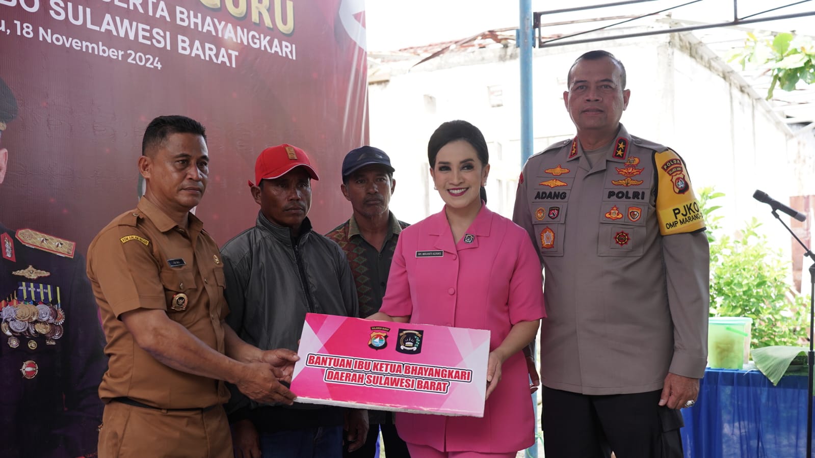 Kunjungan ke Pulau Ambo, Kapolda Sulbar dan Ketua Bhayangkari Berbagi Kebahagian