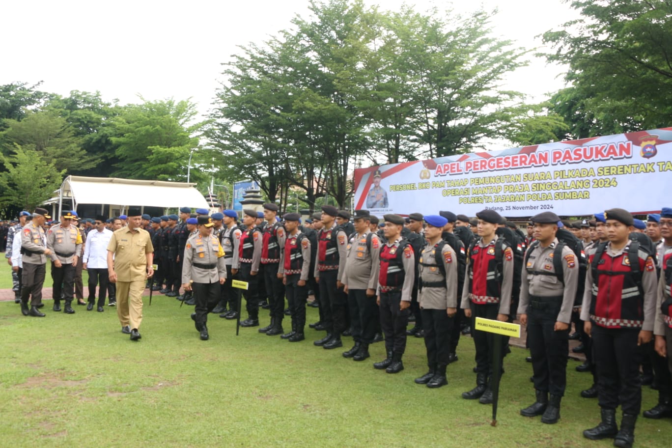 Kapolda Pimpin Apel Pergeseran Pasukan Pengamanan Pilkada 2024 di Polda Sumbar