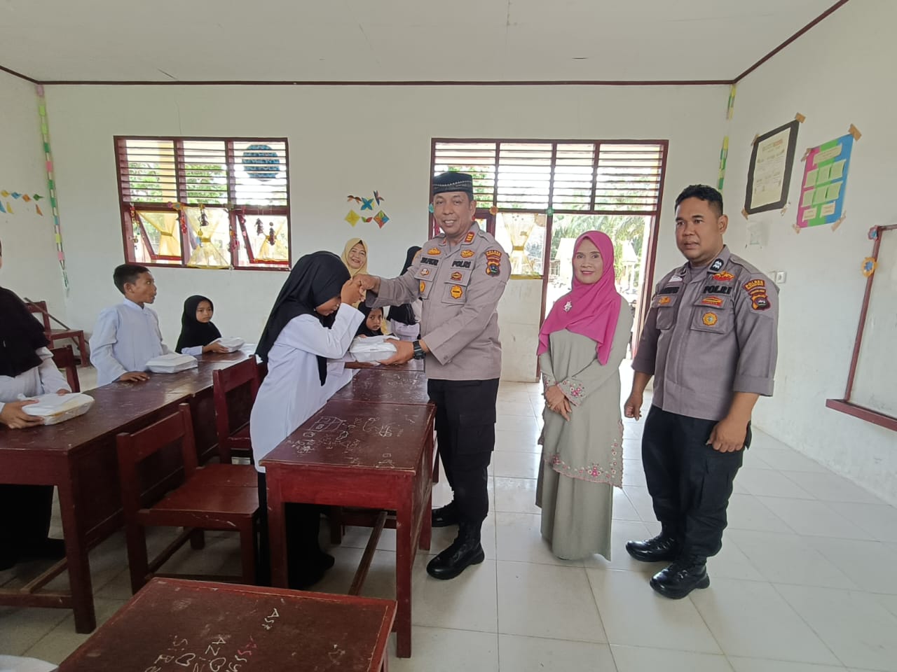 Polsek Ranah Batahan Gelar Kegiatan Pembagian Makan Bergizi Gratis di SD Negeri 14 Ranah Batahan Pasaman Barat