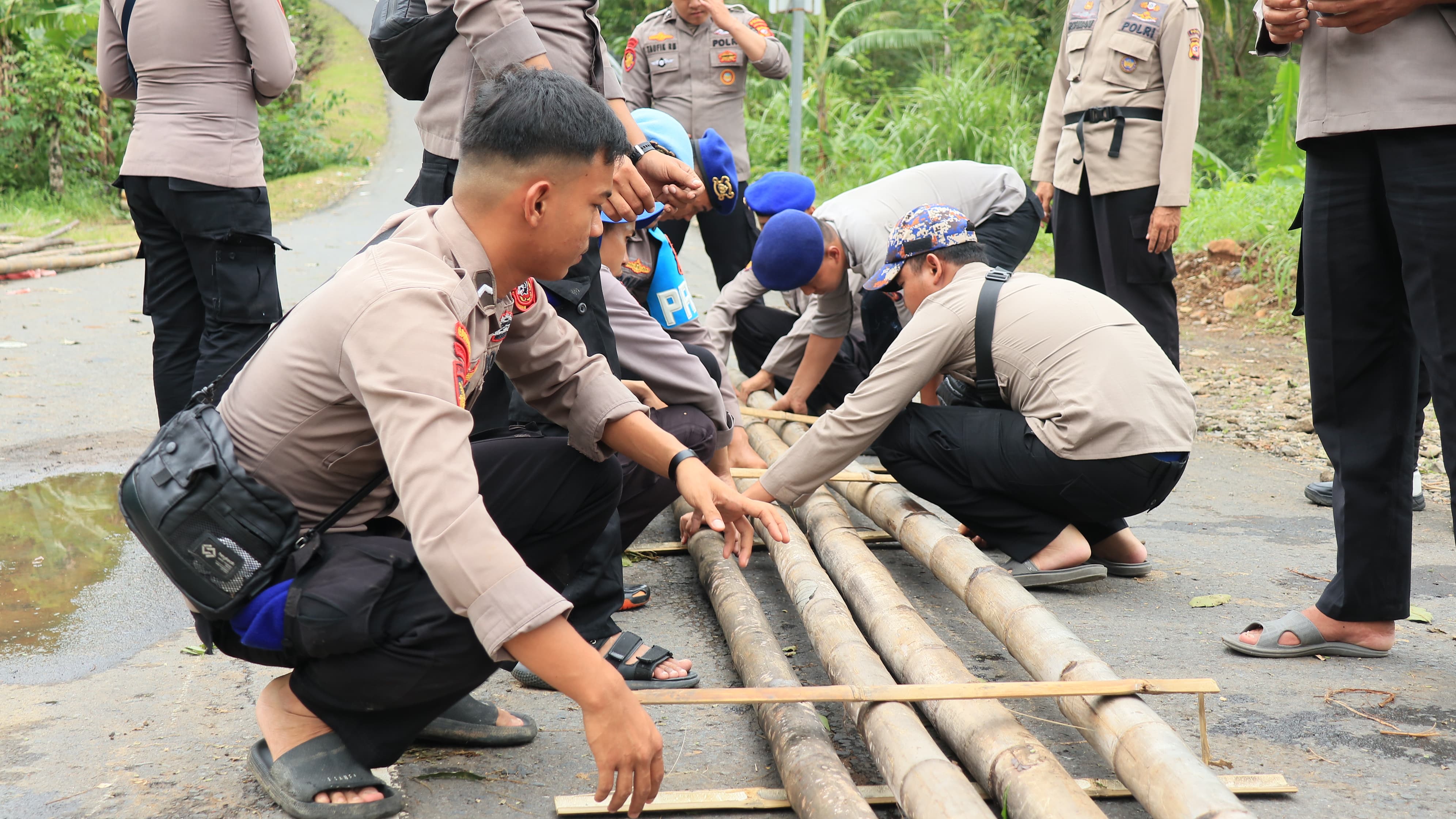 Ditpolairud polda Jabar dan Satpolairud polres Sukabumi bangun jembatan darurat untuk warga