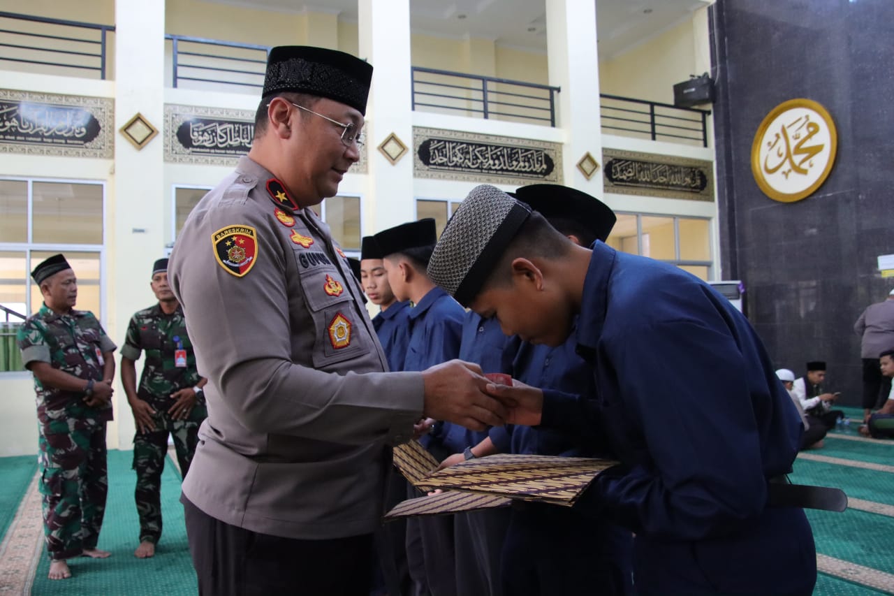 Wakapolda Sumbar Serahkan Santunan kepada Anak Yatim di Lingkungan Polda Sumbar