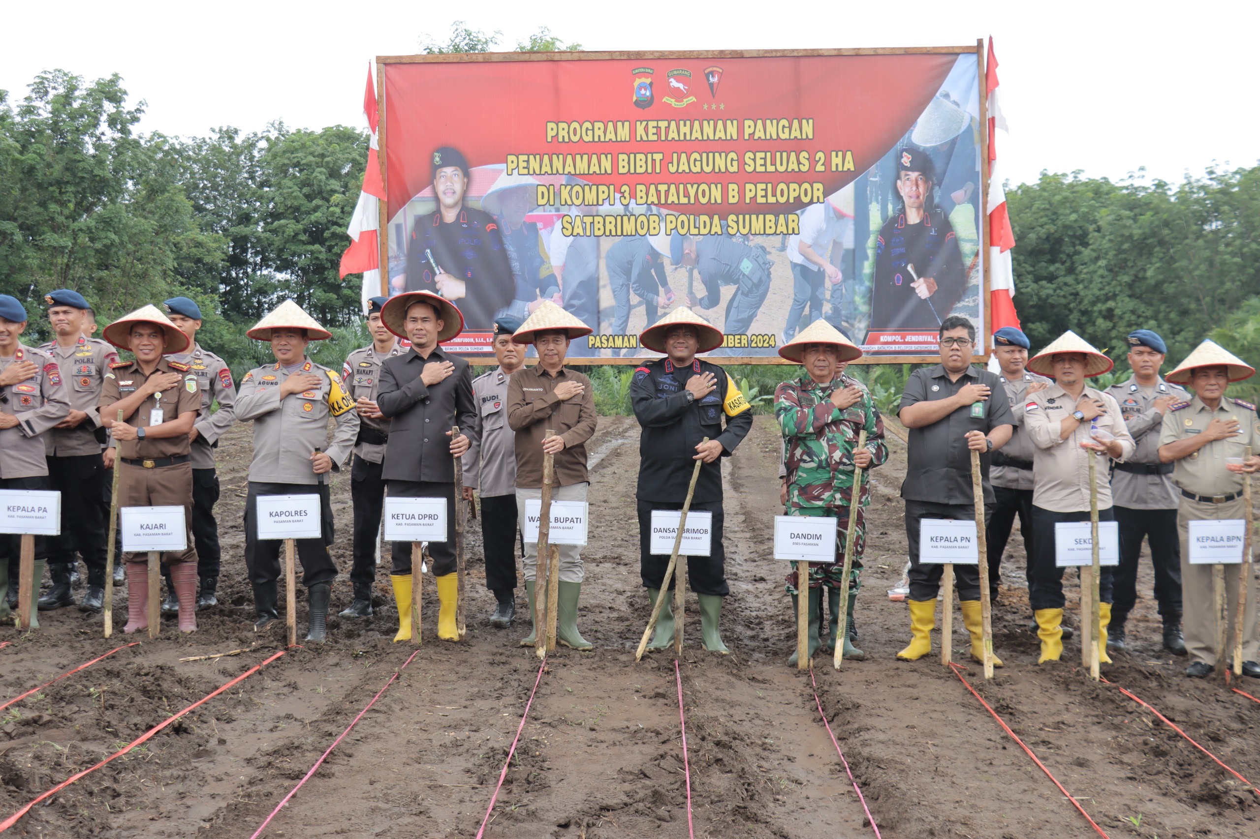 Kapolres Pasaman Barat Hadiri Penanaman Benih Jagung di Lahan Pertanian Batalyon B Pelopor Satuan Brimob Polda Sumbar