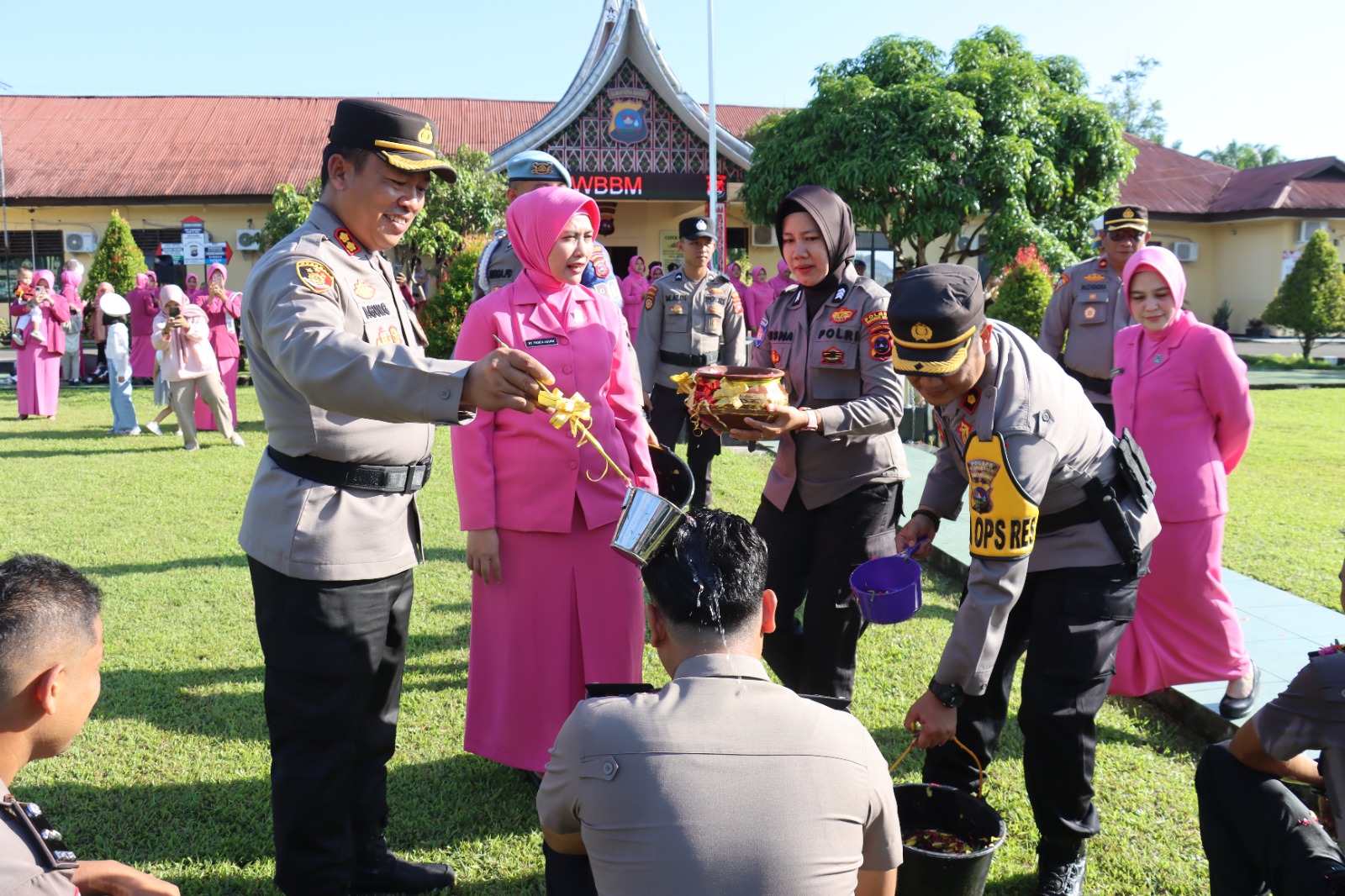 Kapolres Pasaman Barat Pimpin Upacara Korp Raport Kenaikan Pangkat Puluhan Personelnya
