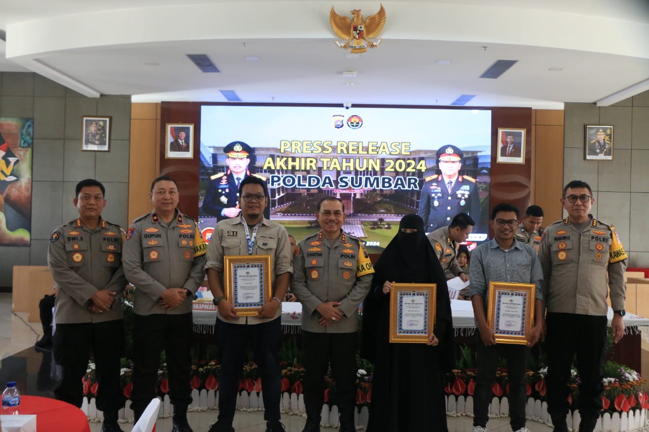 Bersinergi dan Berperan Aktif dalam Pemberitaan Kepolisian, Tiga Awak Media Terima Penghargaan dari Kapolda Sumbar
