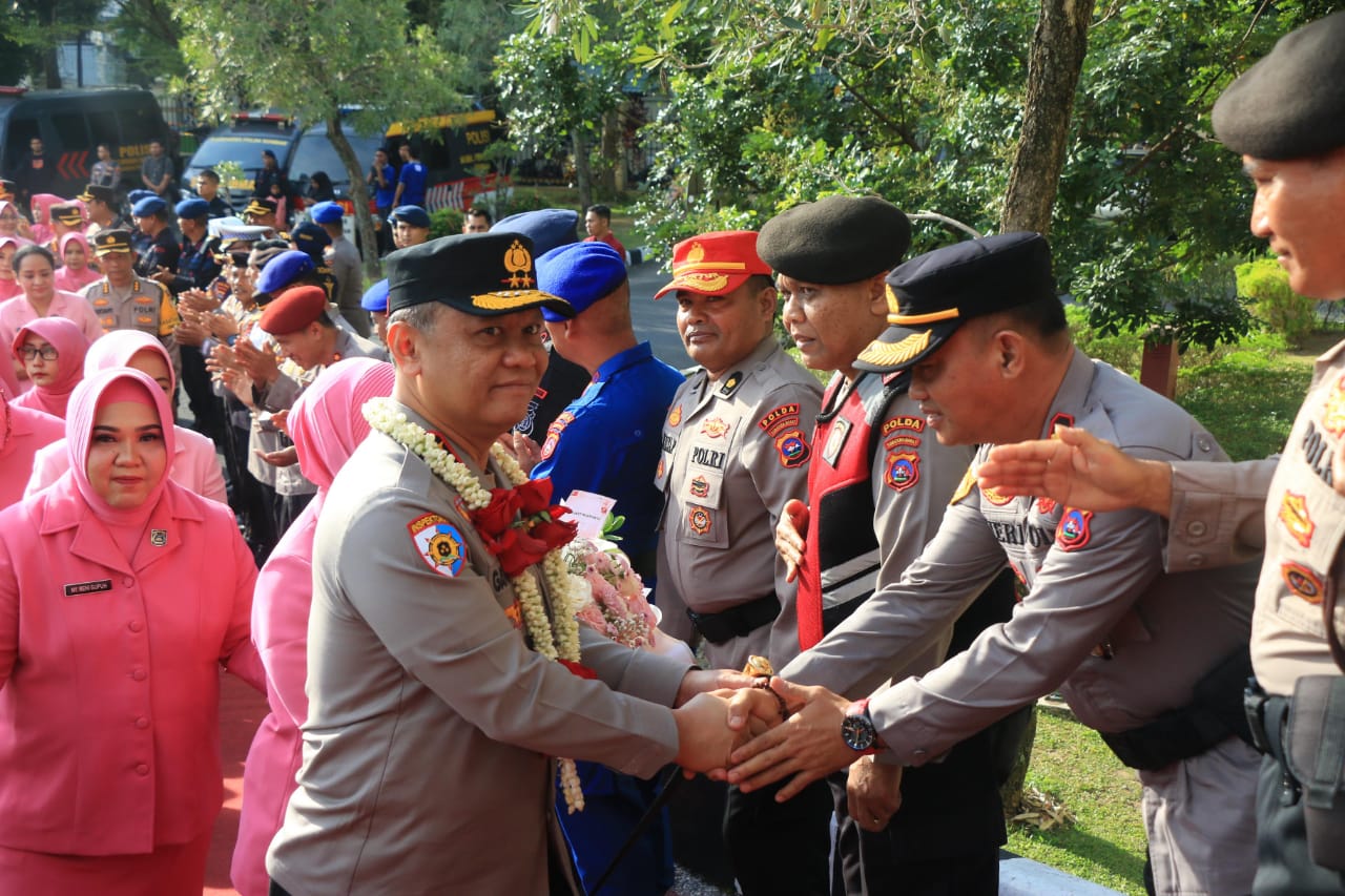 Tiba di Mapolda, Irjen Pol Gatot Tri Suryanta Disambut Jajar Hormat