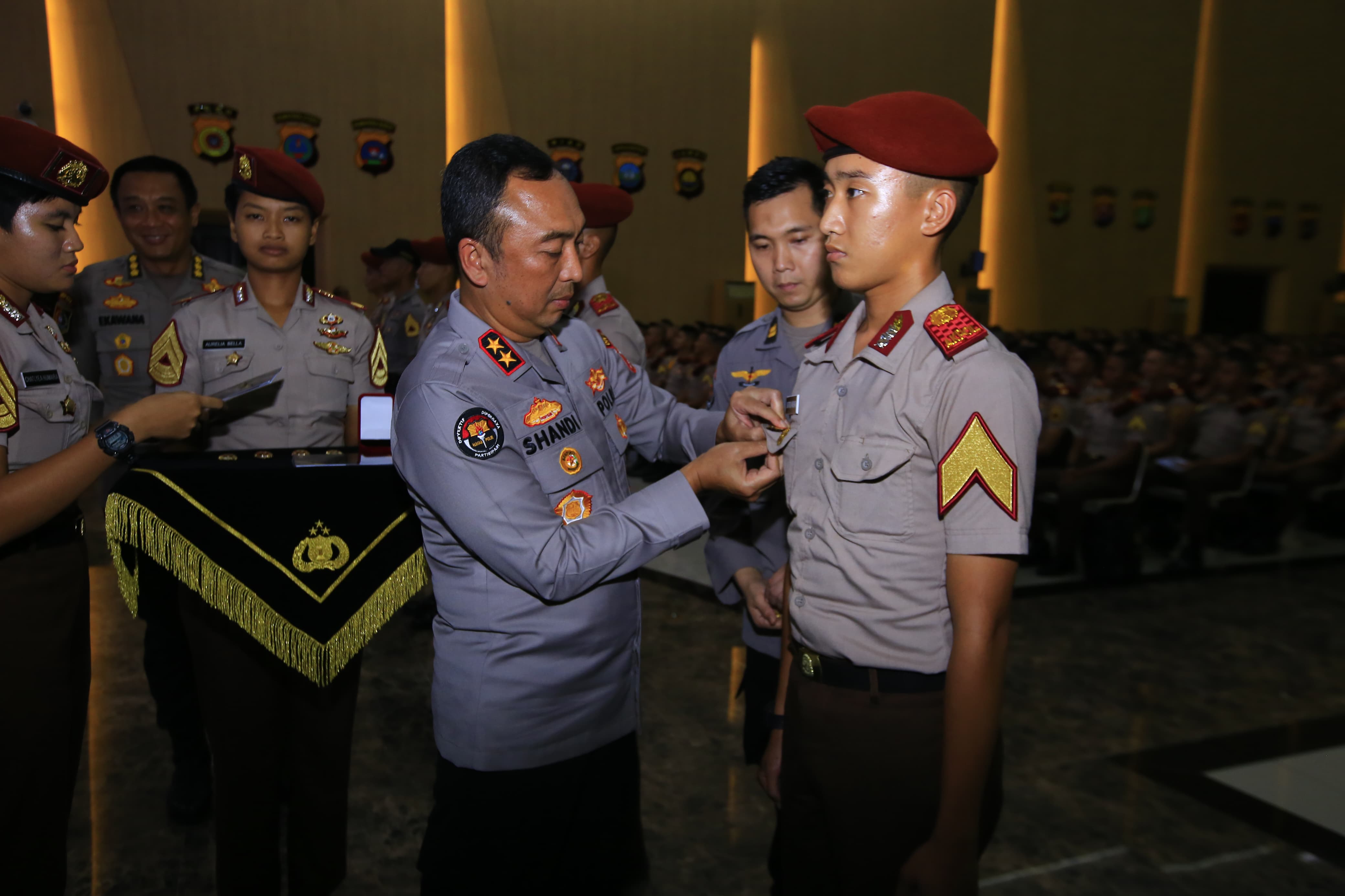 Kadivhumas Berikan Pin Brivet Kepada 10 Taruna Akpol Dengan Nilai Sertifikasi Kehumasan Terbaik