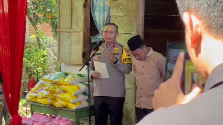 Dukungan Alumni Akpol 91 Batalyon Bhara Daksa, Polda Bengkulu Tebar Kebahagiaan di Akhir Tahun Belasan Rumah Direnovasi, Ribuan Paket Sembako Dibagikan