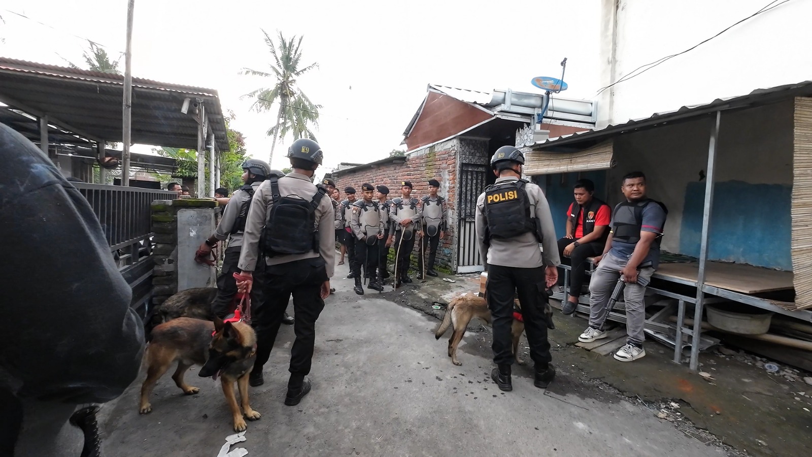 Kerahkan unit K-9, Polda NTB gerebek kampung narkoba dan Amankan 29,72 Gram Sabu