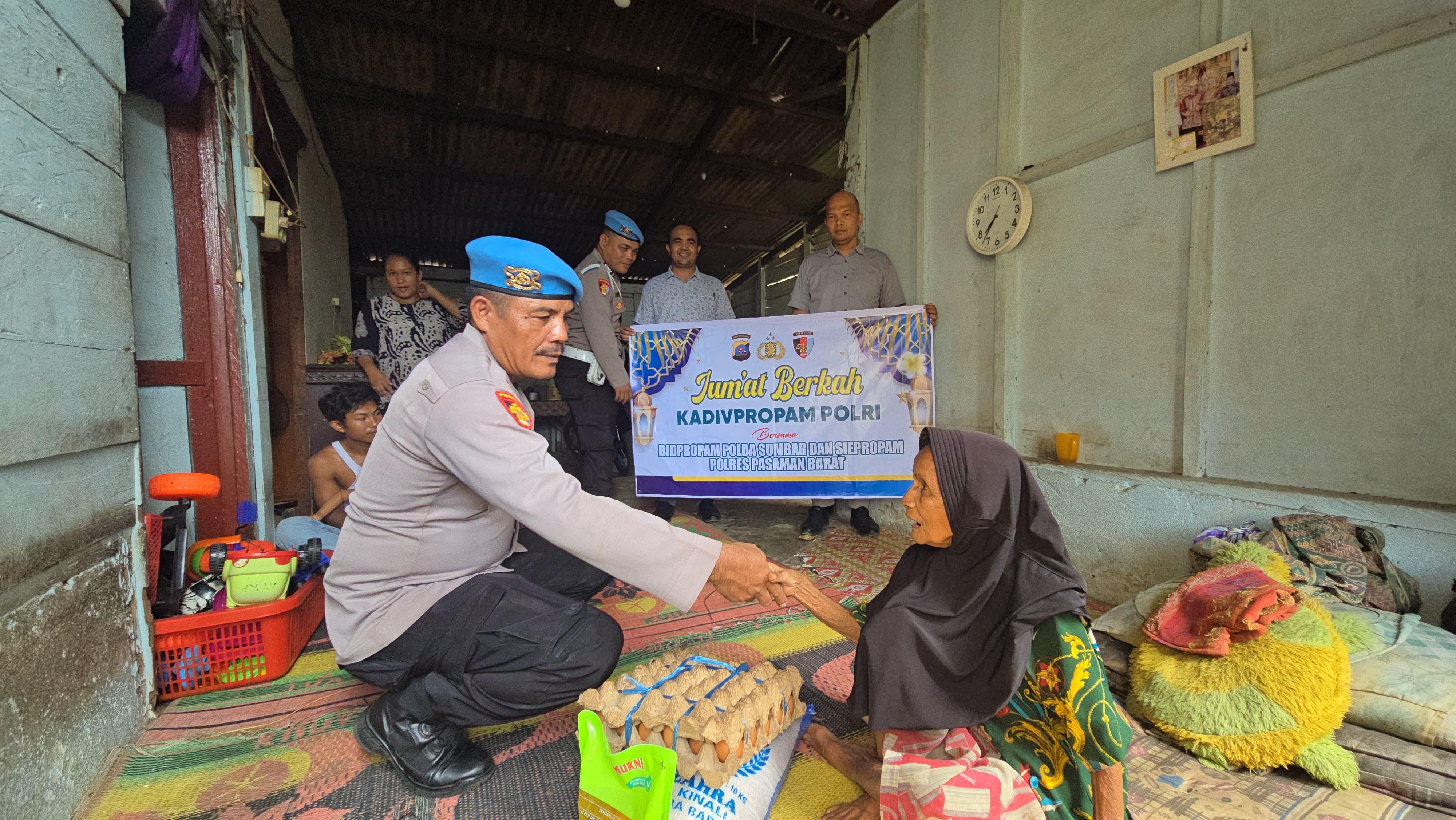 Kapolres Pasaman Barat Berikan Bantuan Sembako Kepada Masyarakat Dalam Kegiatan Jumat Berkah