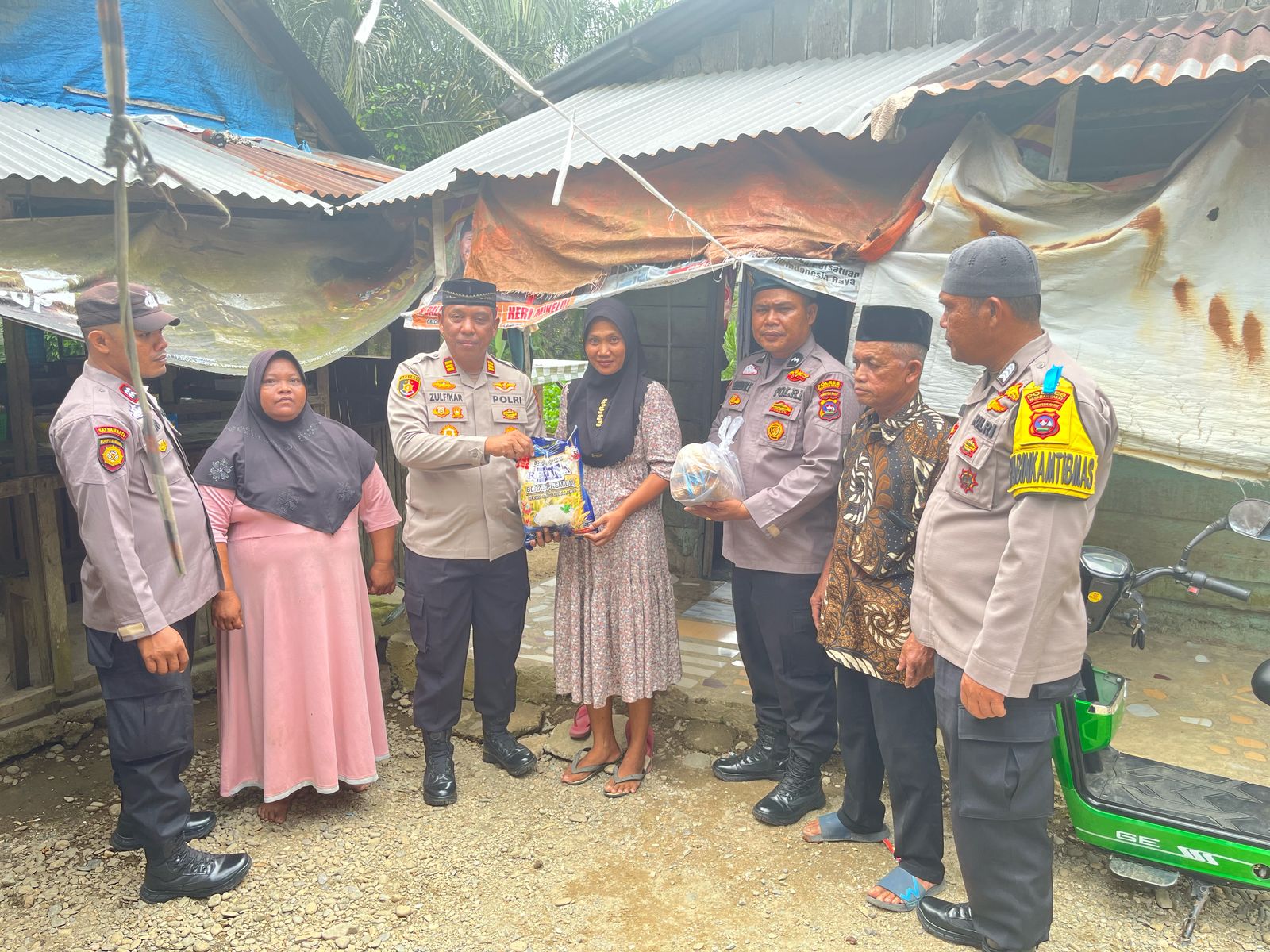 Polsek Ranah Batahan Berikan Bantuan Sembako Kepada Masyarakat Dalam Kegiatan Jumat Berkah