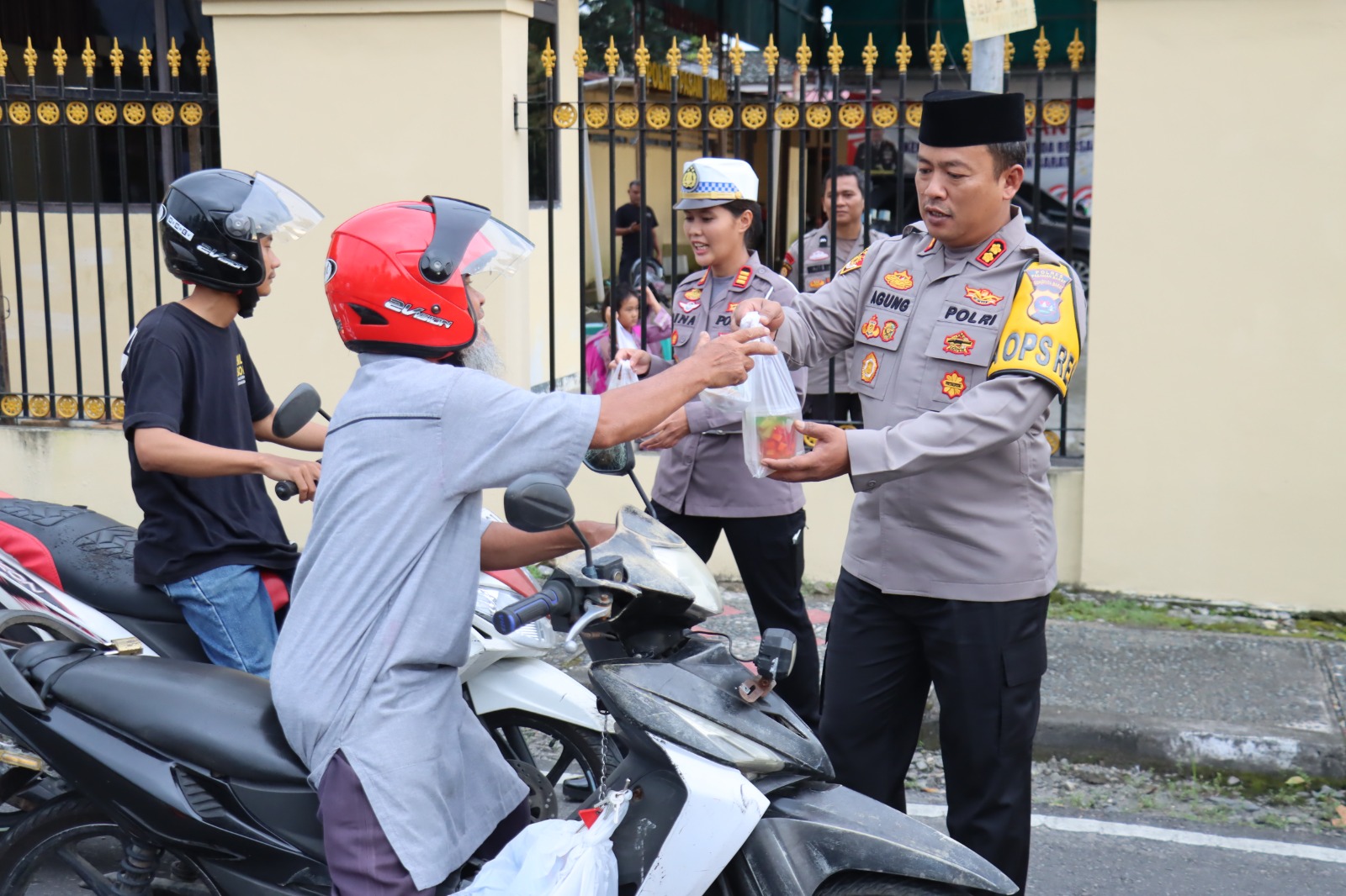 Kapolres Pasaman Barat Bagikan Ratusan Takjil Kepada Masyarakat Di Kabupaten Pasaman Barat