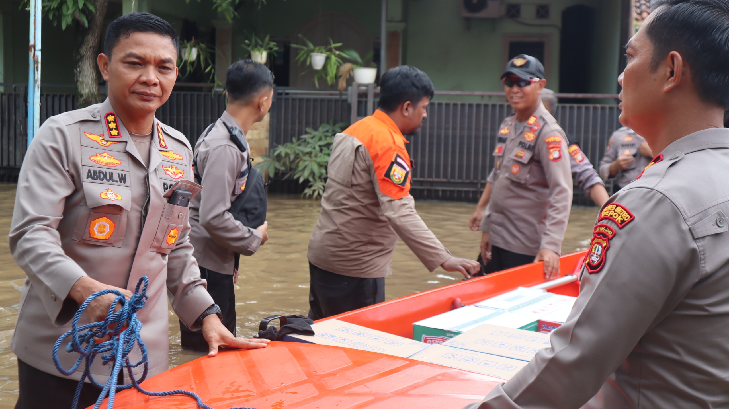 Polri salurkan bantuan dan evakuasi warga terdampak banjir di Bekasi dan Depok