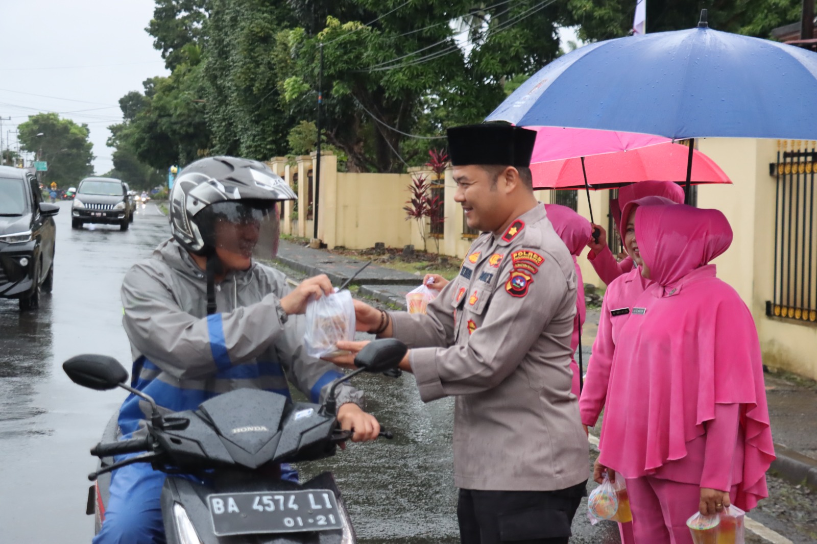 Jelang Waktu Berbuka Puasa, Kapolres Pasaman Barat bersama Bhayangkari Peduli membagikan Takjil Kepada Masyarakat