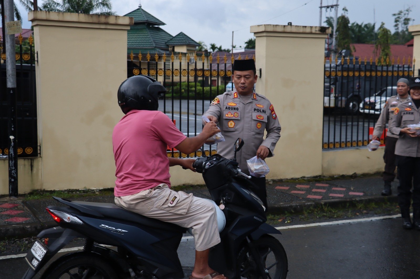 Kapolres Pasaman Barat Kembali Bagikan Takjil Sebagai Wujud Kepedulian Polri Hadir Untuk Masyarakat