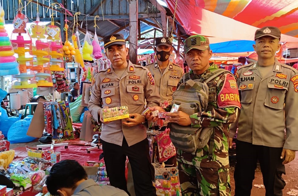 Ciptakan Keamanan dan Kenyamanan di Bulan Ramadan 1446 H, Polsek Kinali Gelar Razia Petasan di Pasar Durian Kilangan dan Padang Canduh Pasaman Barat
