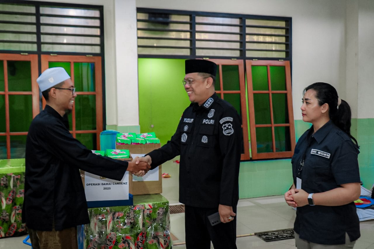 Berkah Ramadan: Kasatgas Humas Ops Damai Cartenz-2025 Bagikan Takjil di Masjid Fajrul Islam Jayapura