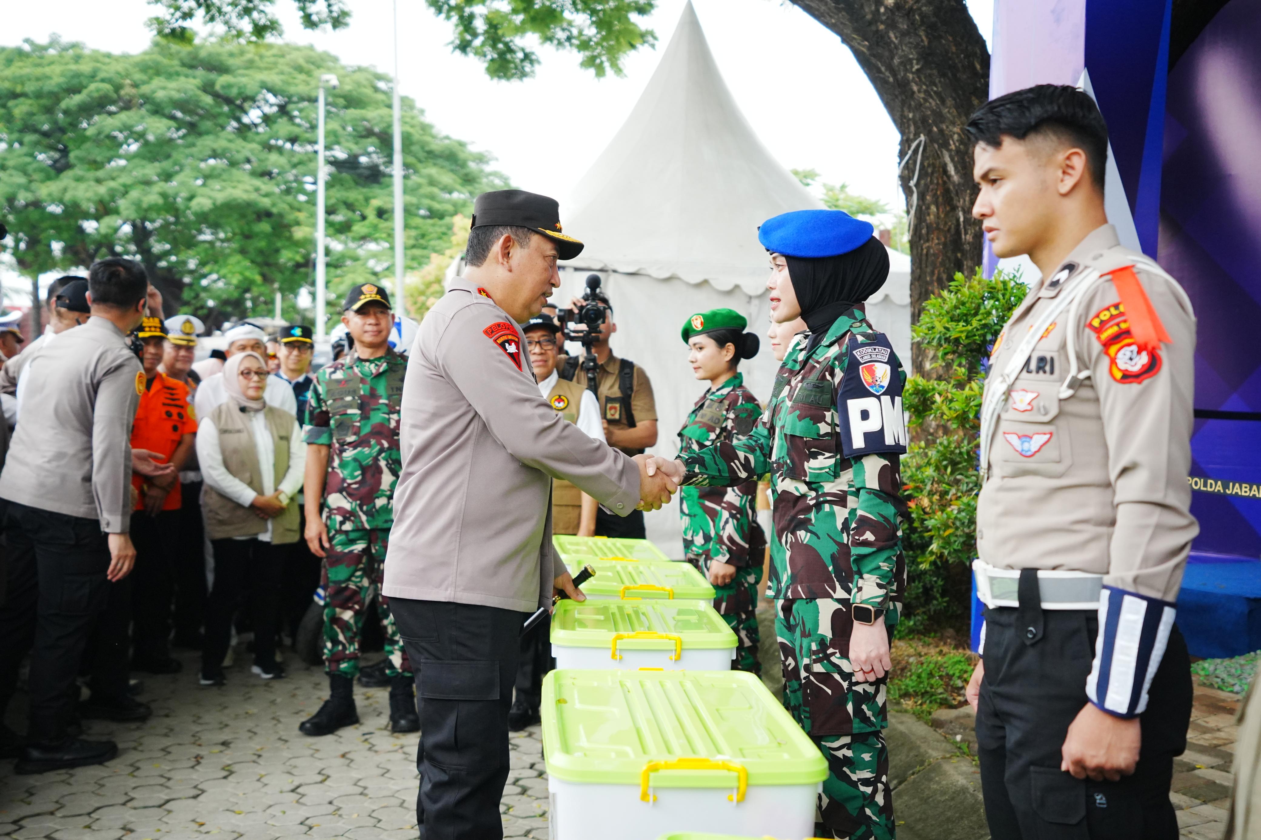 Tinjau Rest Area KM 57, Kapolri Pastikan Kelancaran dan Pelayanan Masyarakat saat Arus Mudik