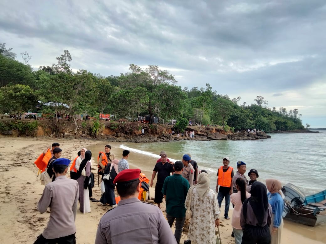 Pantai Teluk Tapang, Kecamatan Sungai Beremas, Kabupaten Pasaman Barat Dipadati Pengunjung