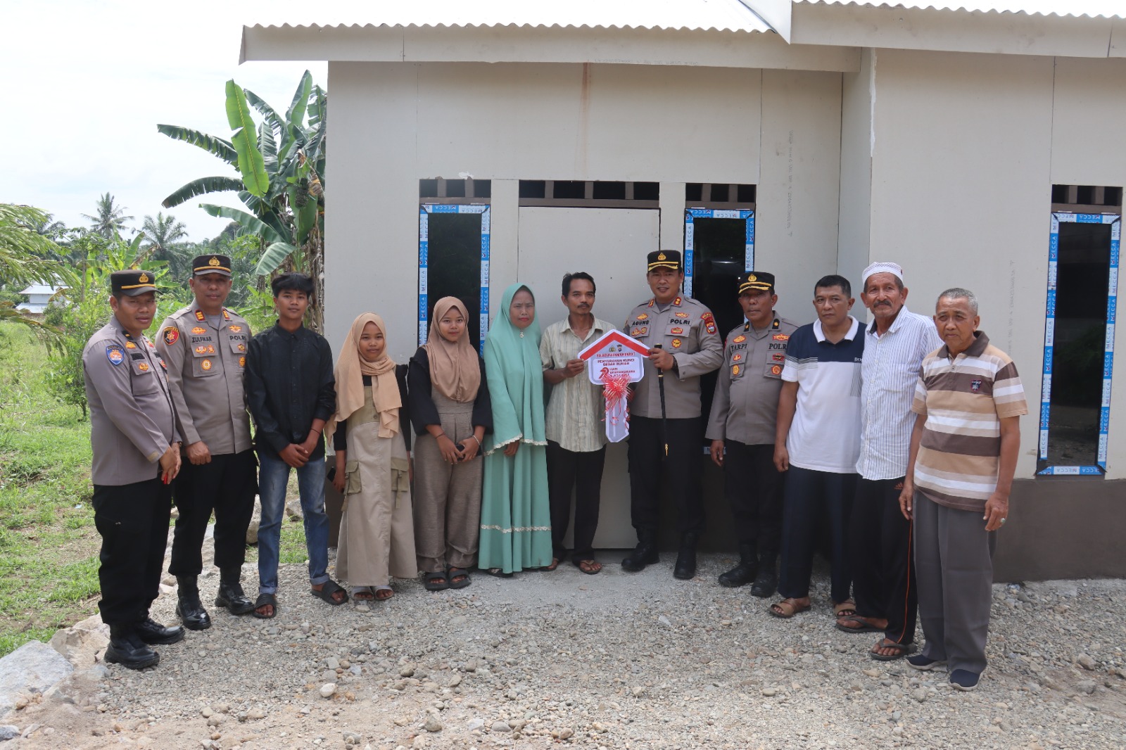 Hari Bhayangkara Ke-79 Tahun 2025, Kapolres Pasaman Barat Serahkan Kunci Kepada Penerima Bantuan Bedah Rumah