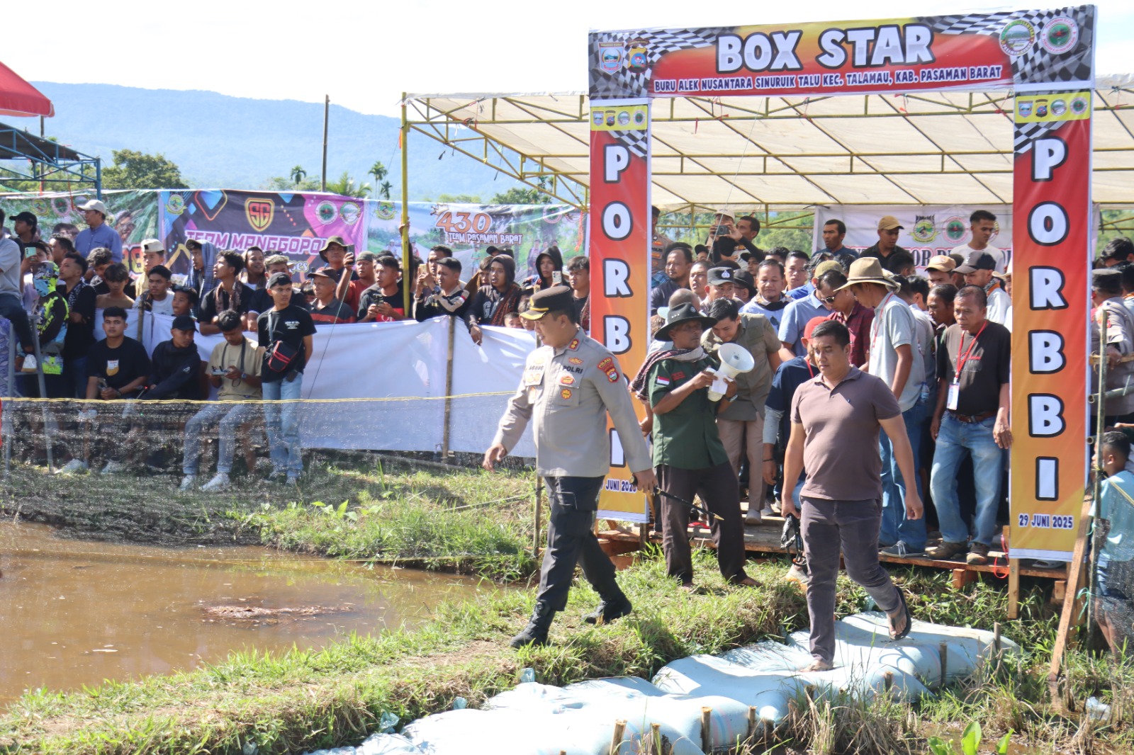 Kapolres Pasaman Barat Melaksanakan Kegiatan Buru Alek Nusantara Di Nagari Sinuruik, Kecamatan Talamau, Kabupaten Pasaman Barat dan Sukses Digelar