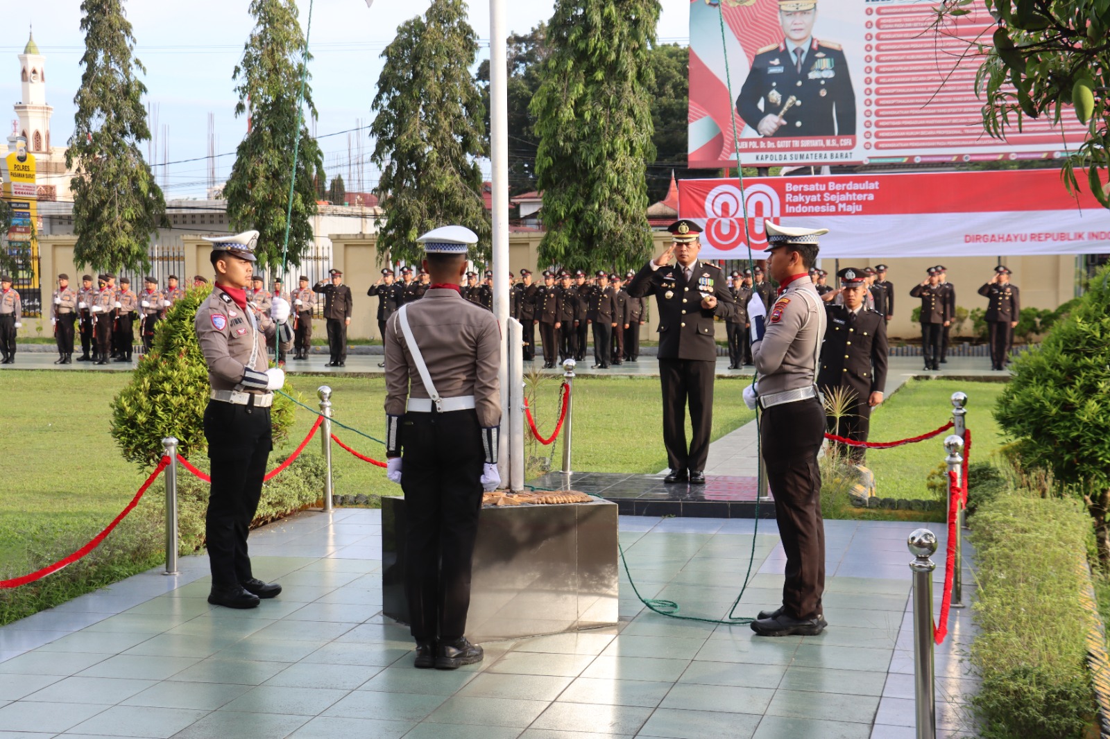 Kapolres Pasaman Barat Pimpin Upacara Pengibaran Bendera Merah Putih dalam Rangka HUT RI ke-80 Di Mako Polres Pasaman Barat
