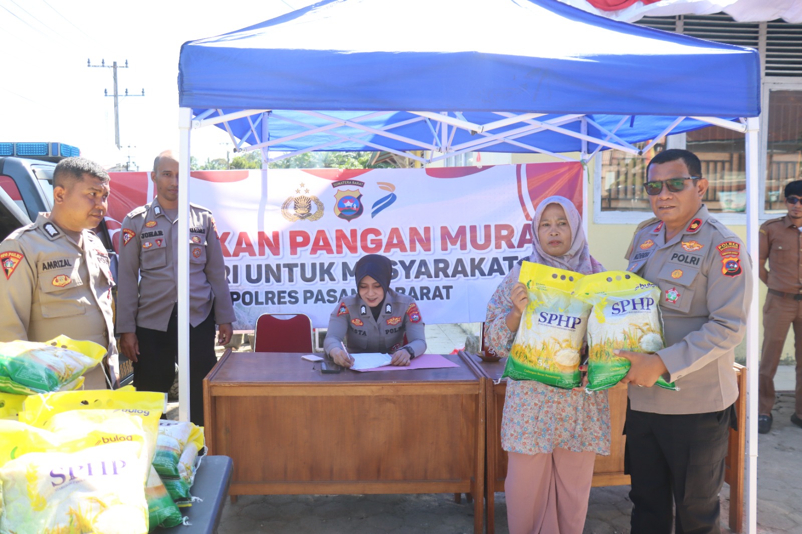 Polres Pasaman Barat Distribusikan Puluhan Ton Beras Murah Kepada Masyarakat Di Nagari Aua Kuning, Kecamatan Pasaman