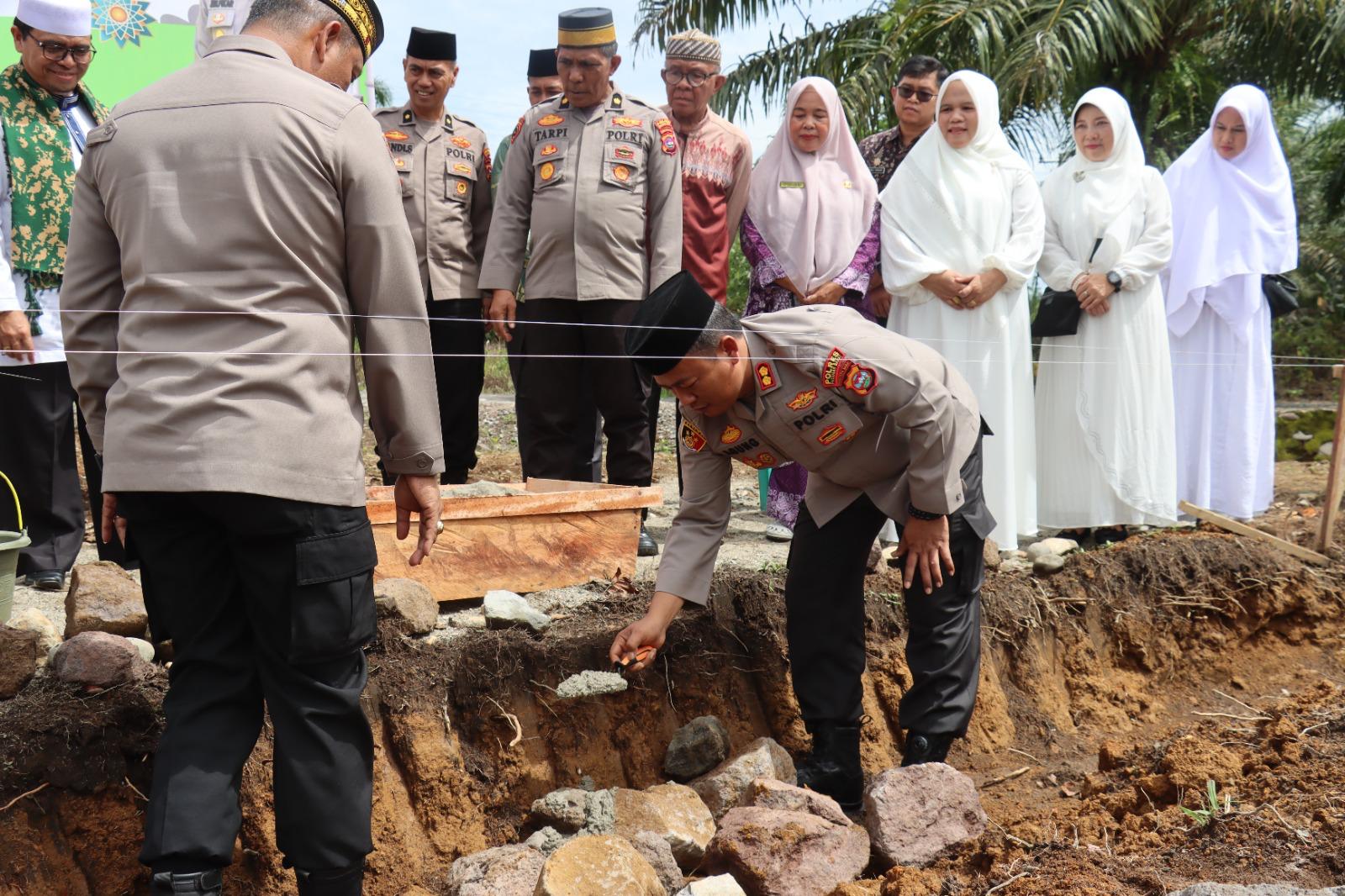 Polres Pasaman Barat Menggelar Peringatan Maulid Nabi Muhammad SAW Sekaligus Peletakan Batu Pertama Pembangunan Mushalla