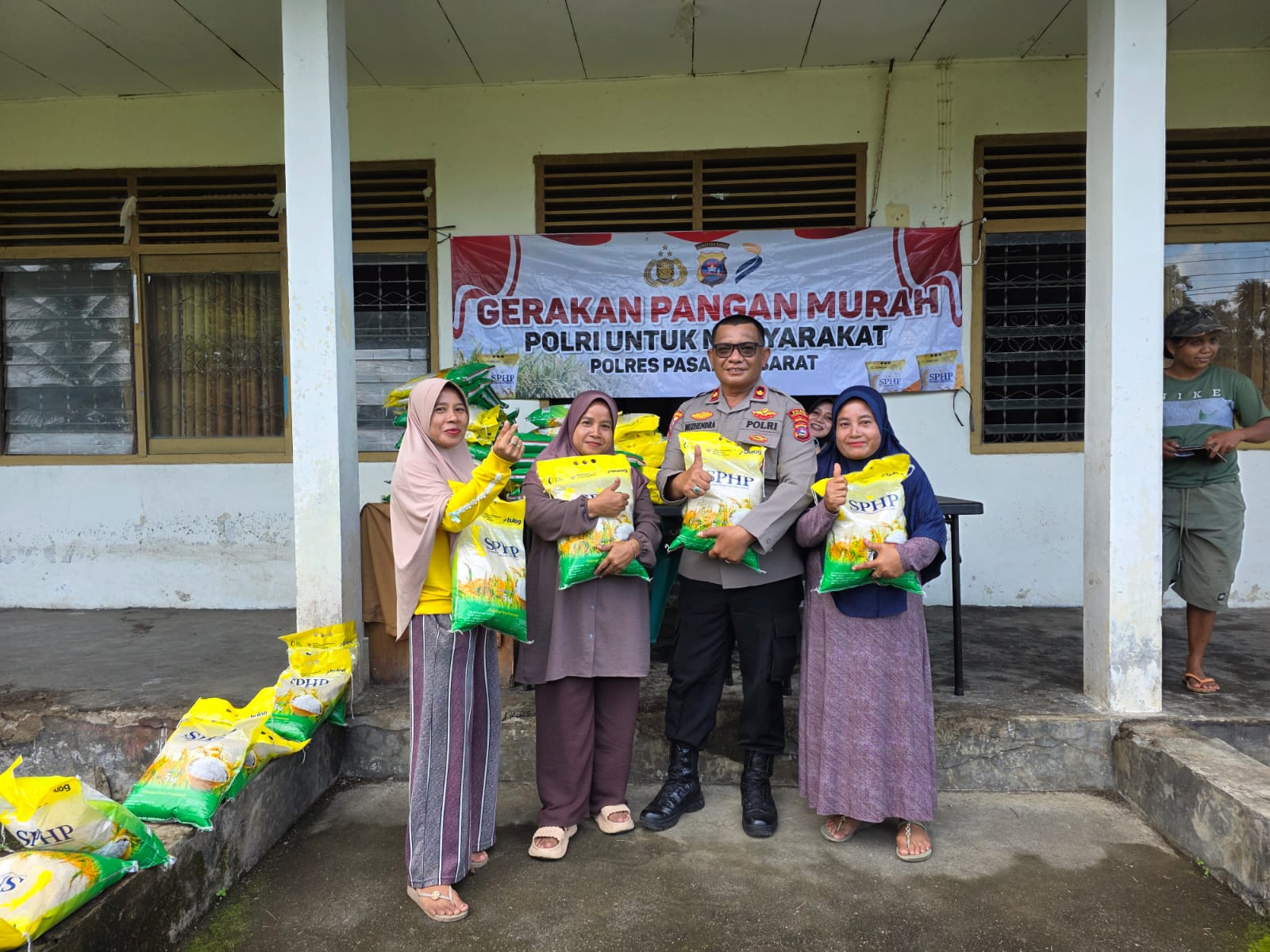 Gerakan Pangan Murah, Polres Pasaman Barat Distribusikan Beras SPHP di Plasma III Bukit Nilam   
